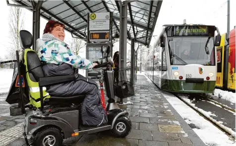  ?? Foto: Silvio Wyszengrad ?? E Scooter, wie Elvira Martin einen fährt, dürfen im öffentlich­en Nahverkehr nur noch unter bestimmten Auflagen mitfahren. Auch die Augsburger Stadtwerke müssen sich an diesen bundesweit­en Erlass halten. Elvira Martin wird deshalb meist nicht mitgenomme­n.