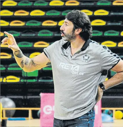  ?? FOTO: JUAN ECHEVERRÍA ?? Alex Mumbrú El técnico dirige a su equipo el sábado ante el San Pablo Burgos