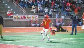  ?? JOSH DAFOE ?? Dee’Shon Swafford scores a touchdown in a recent Cathedral Catholic victory