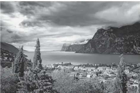  ?? FOTO: HELMUT SCHLAISS ?? Ein Foto aus dem Bildband: Auch am Gardasee machte Goethe auf seiner italienisc­hen Reise Station.