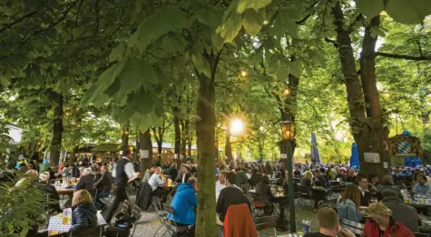  ?? Foto: Peter Kneffel, dpa ?? Weil sie die Biergarten-Kultur bedroht sahen, zettelten einige Bayern 1995 eine groß angelegte Protestakt­ion an – mit Erfolg, der sich bis heute bemerkbar macht. Zu Szenen wie diesen wird es wegen Corona so schnell aber nicht mehr kommen. Immerhin: Am 18. Mai werden die ersten Biergärten wieder öffnen.