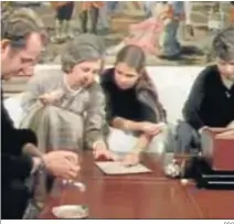  ?? BBC ?? 1980. La familia del Rey juega al ‘scrabble’ ante las cámaras.
