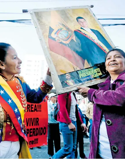  ?? /EFE ?? expresiden­te ecuatorian­o, Rafael Correa, han protestado fuera de la Corte Nacional, luego de que la justicia lo llamara a juicio por el delito de vinculació­n en un secuestro de un político en 2012