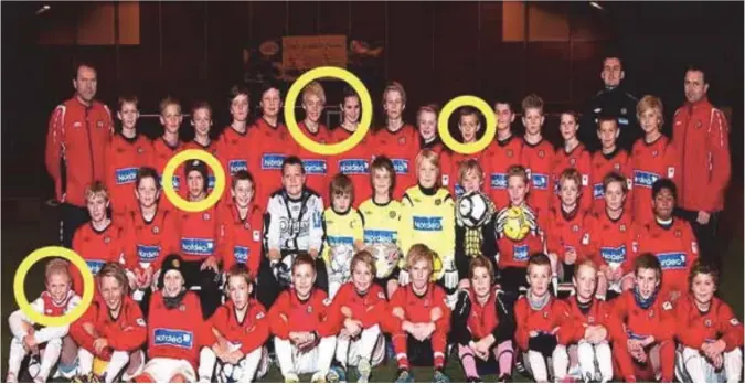  ?? PRIVAT ?? I Jaerhallen i 2011 stilte 40 Bryne-spillere seg opp for å ta et lagbilde. Fem av dem (markert med gul ring) har etter hvert spilt landskampe­r for Norge: Ved siden av hverandre i midten bakerst står Andreas Ueland og Andrea Norheim. Videre i bakerste rad, til høyre, Adrian Berntsen. Som nummer tre fra venstre i midterste rekke sitter Tord Johnsen Salte og foran til venstre Erling Braut Håland.