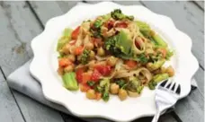  ?? KARON LIU/TORONTO STAR ?? Rice noodles and vegetables tossed in a creamy peanut sauce is an easy-to-make dish that’s ready in minutes.