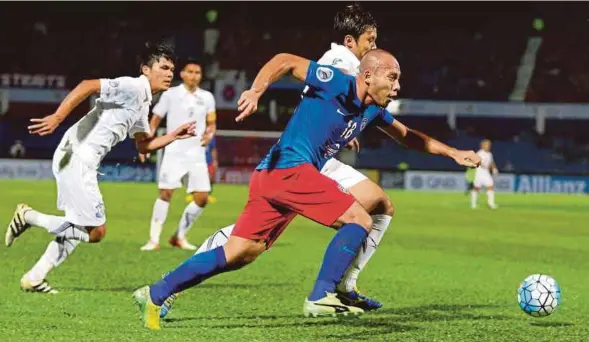  ??  ?? Pemain JDT, Mahali Jasuli diasak pemain Beoungket Angkor FC pada aksi Piala AFC di Stadium Larkin, semalam.
