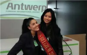  ?? FOTO KASE ?? Onthaalver­antwoordel­ijke Nadia en Miss België Angeline Flor Pua. “Dit is mijn favoriete plek in Antwerpen”, klinkt het.