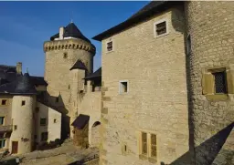  ??  ?? Le château de Malbrouck, à deux pas de l’Allemagne et du Luxembourg, a tout pour fasciner petits et grands.