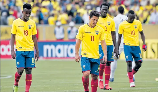  ?? ÁNGELO CHAMBA / EXPRESO ?? Decepción. Jefferson Orejuela (18) y Matías Oyola (11) se retiran tristes de la cancha del estadio Olímpico Atahualpa tras recibir dos goles en el primer tiempo del partido contra Colombia, el martes pasado.