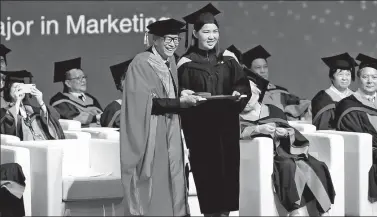  ?? CHEN CHENGXIAO / FOR CHINA DAILY ?? Hong Kong tycoon Li Ka-shing presents an award to Huang Yanting, one of the most outstandin­g graduates at Shantou University this year, at the Guangdong-based university’s graduation ceremony on Friday.