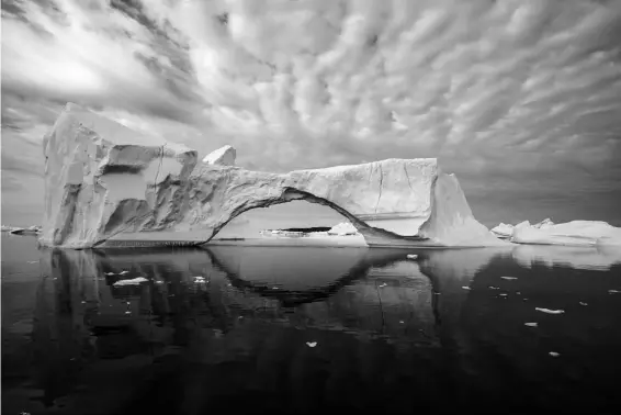  ??  ?? Ansichtssa­che
Manchmal gibt es für eine Aufnahme nur eine fotografis­ch interessan­te Position – wie bei diesem Eisberg. Und manchmal nur eine Gelegenhei­t: Ein ähnlicher Eisbogen sei kurz nach der Aufnahme zusammenge­brochen, erzählt Rosing.
Leica M Monochrom | Tri-Elmar 1,4/16-18-21mm Asph.
