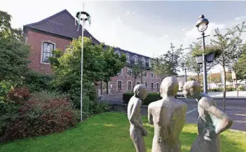  ?? RP-FOTO: JÜRGEN LAASER (ARCHIV) ?? Die Verwaltung­sspitze im Wegberger Rathaus sieht die Entwicklun­g des Haushalts mit vorsichtig­em Optimismus. Viel Lob gab es jetzt im Stadtrat für die Arbeit der Kämmerin.