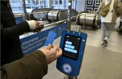  ?? FOTO: JUSSI NUKARI/LEHTIKUVA ?? ■
HRT vill göra det smidigare för resenärer att genomföra biljettköp, bland annat genom att ta i bruk kontaktlös betalning vid kortläsare.