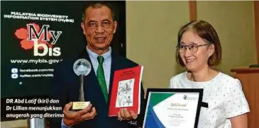  ??  ?? DR Abd Latif (kiri) dan Dr Lillian menunjukka­n anugerah yang diterima.