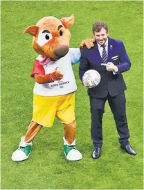  ??  ?? Mascota. Pibe lleva su carisma a todos los rincones donde se están disputando los juegos de la Copa América.