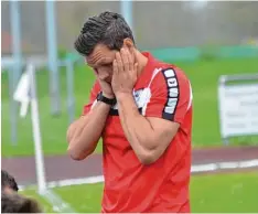  ?? Foto: Peter Kleist ?? Mochte manchmal schon gar nicht mehr hinschauen: Merings Trainer Stefan Eser beim 0:2 des MSV II im Derby gegen Kissing II.