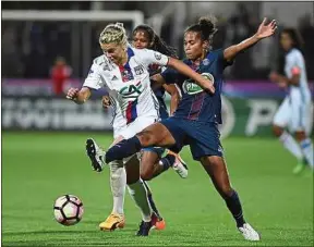  ??  ?? Les duels s’annoncent accrochés entre Ada Hegerberg et Laura Georges.