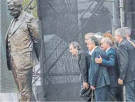  ?? EVA CABRERA ?? 3 3. Dirigentes de la UCR, en la inauguraci­ón del busto de Raúl Alfonsín.