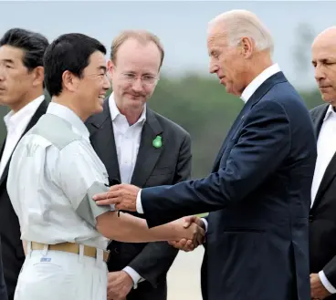  ??  ?? HELPING HANDS Governor Murai greets then-vice President Joe Biden on his visit to Miyagi Prefecture in August 2011. U.S. troops assisted recovery efforts.