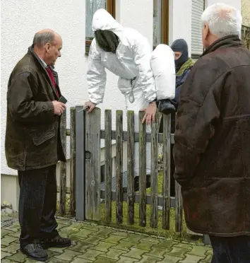  ??  ?? Vanessas Mörder bei der Tatortbesi­chtigung im Jahr 2002.