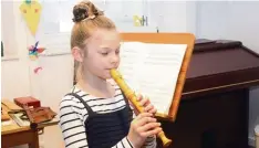 ?? Foto: Maria Schmid ?? Erst acht Jahre alt, aber schon eine echte Virtuosin an der Blockflöte: Elisabeth Sedlmayr begeistert­e die Juroren.