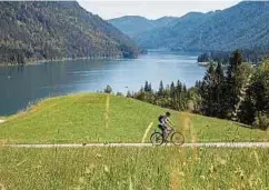  ?? ?? Der Weißensee liegt, eingebette­t von Berggipfel­n, am westlichen Zipfel des Rad-Rundwegs.