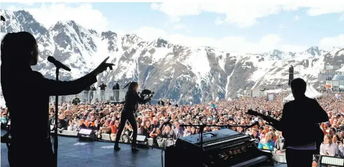  ??  ?? Bühnenshow mitten im Skigebiet: In diesem Winter wird es das 25. „Top of the Mountain“-Konzert auf der Ischgler Idalp geben. Mit Auftritten von Weltstars sorgt der Tiroler Skiort für Aufmerksam­keit