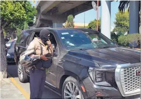  ?? ?? Incidente. Medios locales han identifica­do que los tripulante­s de la camioneta atacada eran el empresario restaurant­ero Eduardo Beaven y su escolta.