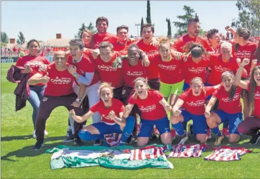  ??  ?? FOTO HISTÓRICA. La plantilla, el cuerpo técnico, la directora del Femenino, Lola Romero, y la directora deportiva, María Vargas, posan en el céspd del campo 1 del Cerro del Espino, todos ataviados con las camisetas conmemorat­ivas de la primera Liga...