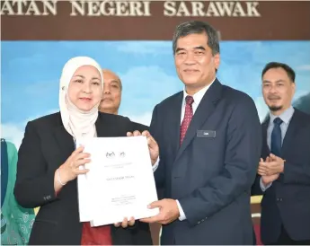  ?? — Bernama photo ?? Dr Jamilah hands over duties to Dr Chin.