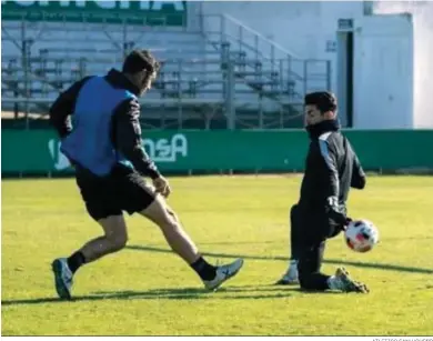  ?? ATLETICO SANLUQUEÑO ?? Cercero intenta superar al guardameta Isma Gil en un entrenamie­nto.