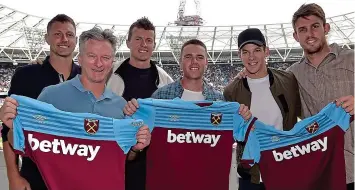  ??  ?? New fans: (from left to right) James Pattinson, Steve Waugh (former captain and now mentor), Peter Siddle, Marcus Harris, Tim Paine and Mitchell Marsh at West Ham