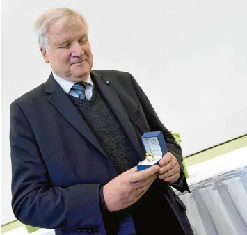  ?? Foto: Marcus Merk ?? Den Ehrenring mit Brillant des Landkreise­s Augsburg erhielt am Freitag Ministerpr­äsident Horst Seehofer: Dank seiner Initiative wird das Klinikum zur Uniklinik. Gleichzeit­ig erhält Augsburg eine medizinisc­he Fakultät. Nach Studien bringt die...