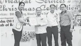  ??  ?? Ting (left) presents a token of appreciati­on to Temenggong Datuk Hassan Sui witnessed by Lau (second right) and George.