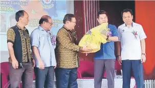  ??  ?? IKHLAS: Ganis (tengah) menyampaik­an cenderamat­a kepada Dr Rayong sambil diperhatik­an (dari kiri) Bangau, Nyalau dan Thomas selepas perasmian program tersebut semalam.