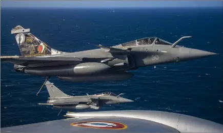  ?? (Photo DR / ©Bastien Otelli) ?? À l’occasion du centenaire du 1er appontage réalisé dans la marine française, un Rafale M a vu sa queue redécorée.