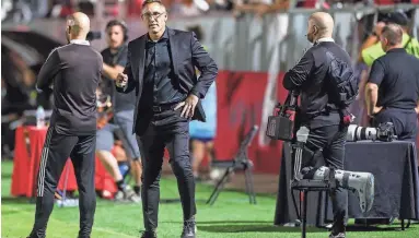  ?? ANTRANIK TAVITIAN/THE REPUBLIC ?? Coach Rick Schantz, center, and Phoenix Rising FC face Sacramento Republic FC on Wednesday night for the right to advance to the Round of 16 in the Lamar Hunt U.S. Open Cup.