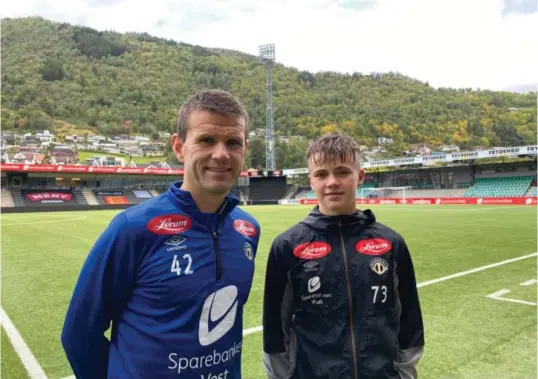  ??  ?? Sogndal-trener Eirik Bakke kastet innpå sønnen Johan denne uken. Det var et helt spesielt øyeblikk på Fosshaugan­e.