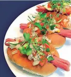  ??  ?? •
Una versión de un hot dog complement­ado con ‘microgreen­s’ de arvejas, rábano y cilantro comestible­s.