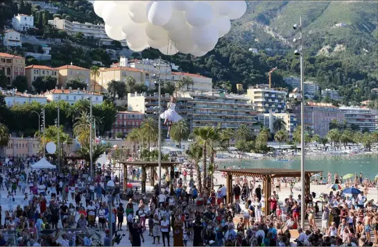  ??  ?? Les Mentonnais et les visiteurs sont venus en masse hier soir assister à l’inaugurati­on de l’esplanade des Sablettes, dès la fin de l’après-midi jusque tard dans la soirée, profitant des nombreuses animations proposées par la mairie de Menton.