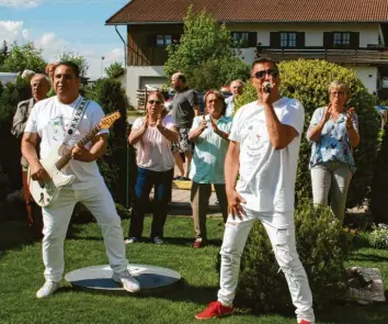  ?? Foto: Manuela Schmid ?? „Salvatore e Rosario“bei ihrem Auftritt in Rott: Einige Senioren kamen auch in den Garten und klatschten mit.