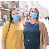  ??  ?? Martina (l.) und Francesca, beide Krankensch­western im „Lukas“, beobachten immer wieder Menschen, die die Schutzmask­en nicht richtig tragen.