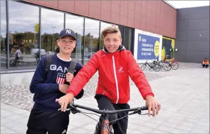  ?? KIM LUND ?? IVRIGA UNGDOMAR. Alex Rantala och Victor Duncker ville vara först på plats då Lidl öppnade i Pargas.