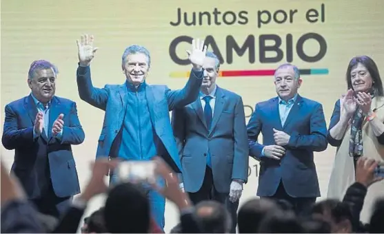  ?? (P. CASTILLO) ?? En Forja. Macri y Pichetto, junto a los precandida­tos a diputados por Córdoba. “Sana, sana, colita de rana”, lanzó el Presidente para la interna local.