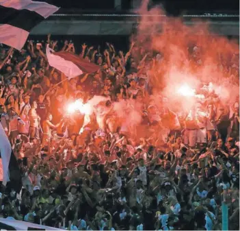  ??  ?? ► La Garra Blanca enciende bengalas en el duelo amistoso ante Alianza Lima.