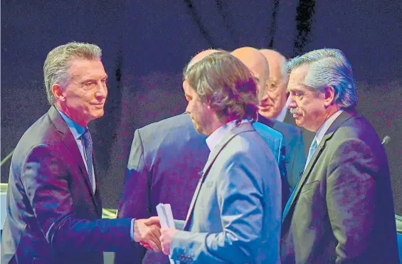  ??  ?? Saludo. Mauricio Macri se da la mano con Nicolás Del Caño, anoche en la Universida­d del Litoral. La escena no fue transmitid­a por televisión.