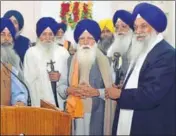  ??  ?? Akal Takht jathedar Giani Gurbachan Singh (right) honouring SGPC president Kirpal Singh Badungar during a function at SGPC headquarte­rs in Amritsar on Thursday. HT PHOTO