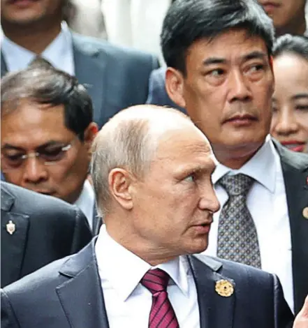  ??  ?? KOPPLAS SAMMAN. Rysslands president Vladmir Putin och USA:s president Donald Trump samtalar under fotografer­igen på APEC-mötet i Danang, den 11 november 2017.