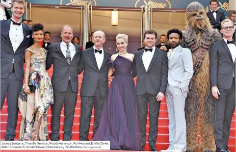  ?? Foto: Agencia AP ?? Joonas Suotamo, Thandie Newton, Woody Harrelson, Ron Howard, Emilia Clarke, Alden Ehrenreich, Donald Glover, Chewbacca y Paul Bettany./