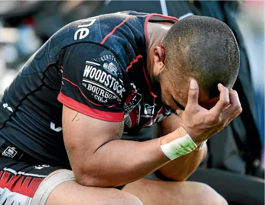  ?? PHOTO: GETTY IMAGES ?? The strain shows for Thomas Leuluai as the Warriors sink to defeat to the Tigers yesterday, effectivel­y ending their season.